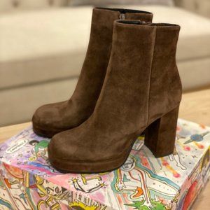 Gorgeous brand new suede boots
